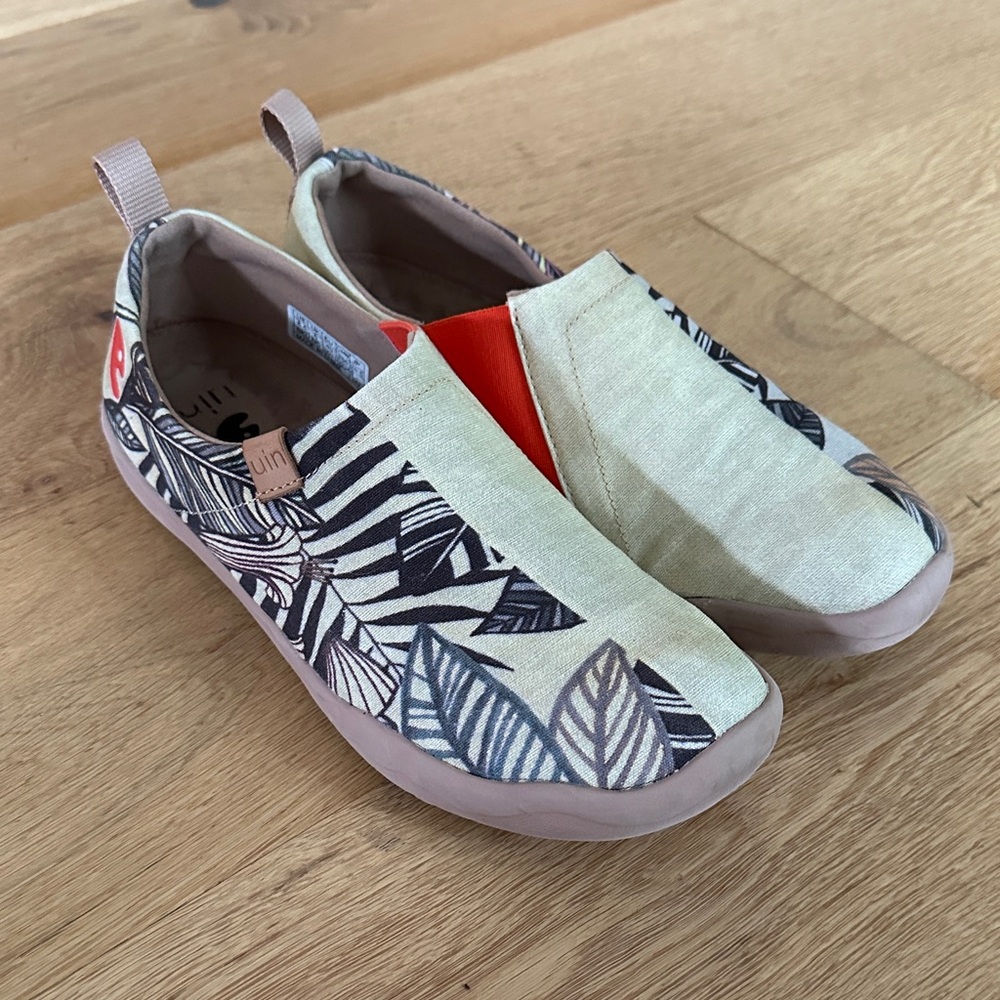 UIN Women's Slip-On Shoes - Cream and Black Leaf Design